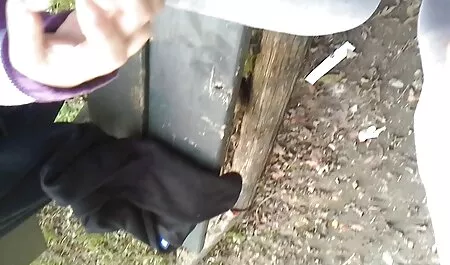 A vörös hajú csaj ingyen nagyi porno Spriccelős egy nyilvános strand.