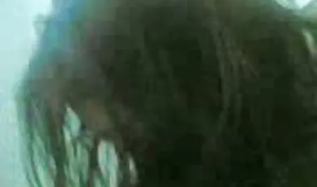 A szexi, érzéki szőke végül szopta a szomszéd farkát, majd mélytorkos porno lenyeli.