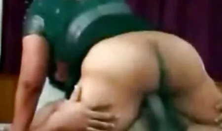 A közönséges Szőke megmutatja, hogyan vesz egy anya és fia porno nagy faszt a szűk puncijában