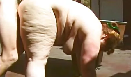Leszbikus Perverz ruha lovagol egy dildo a fürdőkádban, zuhany ingyen online pornó filmek