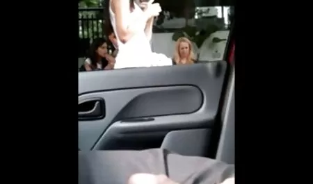 A pornó filmek online srácok az autóban forgatták, ahol sok kakas van Amatőr videóban.