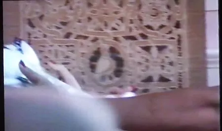 Megkötözve online pornó filmek élvezi az érzést, hogy a földesúr baszik