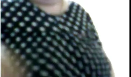 Egy aranyos ingyen mature pornó ázsiai beszúr egy hatalmas dildót, HD.
