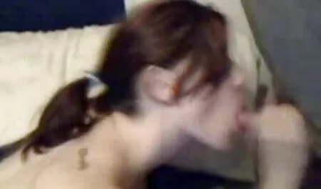 Egy kötött srác csípős mellbimbókkal véletlenszerűen szopja a pornofilmek magyarul mestert.